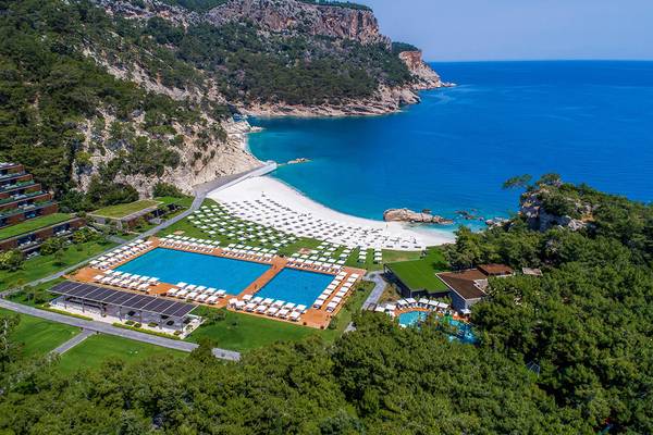 Luftaufnahme des Maxx Royal Kemer Resorts mit Pool und Strand