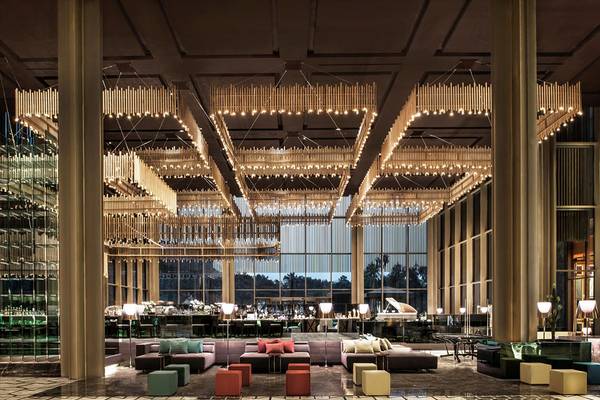Innenansicht der Lobby des Maxx Royal Kemer Resort mit großen Kronleuchtern und Möbeln.