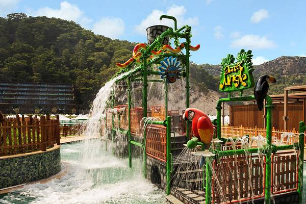 Wasserrutsche im Maxx Royal Kemer Resort mit Wasserfontäne und bunten Dekorationen.