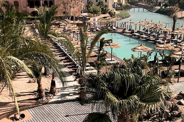 Luftaufnahme des Cook's Club El Gouna Resorts mit Swimmingpool und Sonnenliegen.