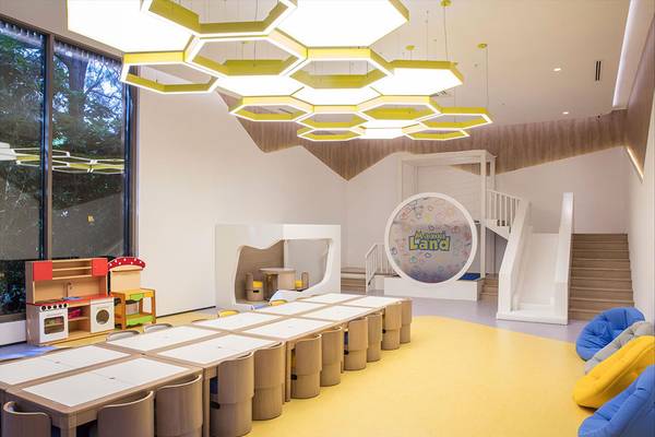 Innenansicht des Kinderbereichs im Maxx Royal Kemer Resort mit heller Beleuchtung und Spielgeräten.