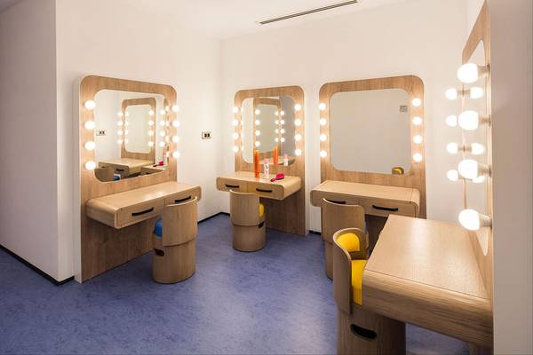 Friseursalon im Maxx Royal Kemer Resort mit modernen Holzmöbeln und Spiegeln.