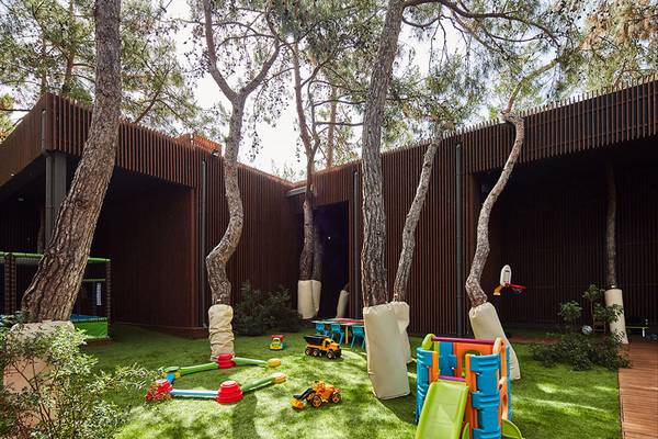 Maxx Royal Kemer Resort Kinderspielplatz mit Bäumen, Spielgeräten und Tisch