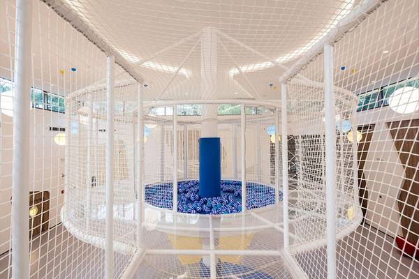 Kinderbereich im Maxx Royal Kemer Resort mit Netzkonstruktion und blauen Bällen.