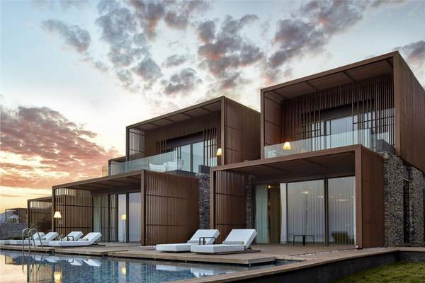 Außenbereich des Maxx Royal Kemer Resorts mit modernen Gebäuden und Swimmingpool