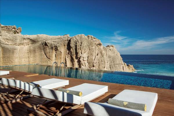 Maxx Royal Kemer Resort Pool mit Liegen am Felsen