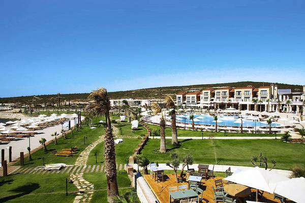 Luftaufnahme des Cocos The Club Solto Hotels mit Pool und Terrassenmöbeln.