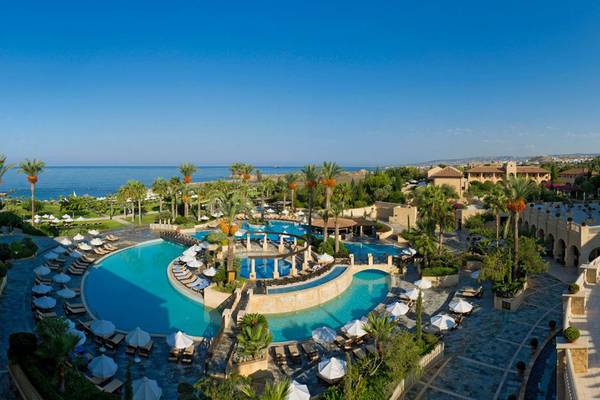 Luftaufnahme des Elysium Hotels mit Swimmingpool und Strand