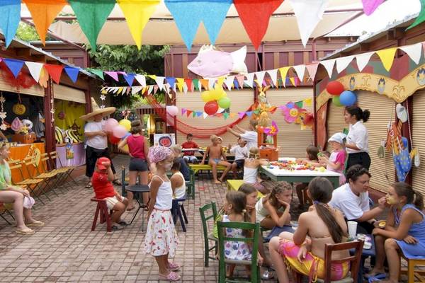 Kinderfest im Freien mit bunten Flaggen und Luftballons im Aquila Rithymna Beach Hotel.