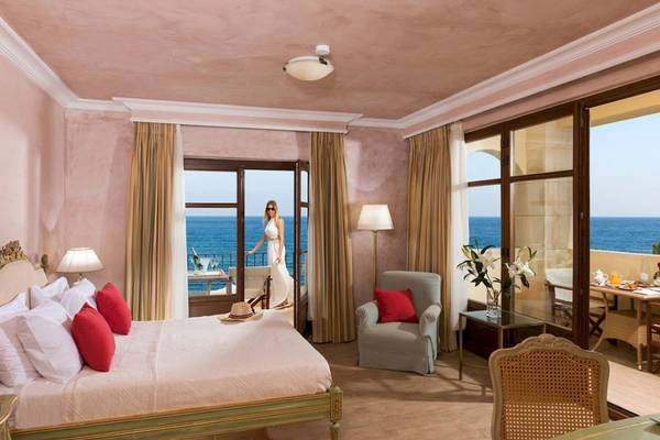 Aquila Rithymna Beach Hotel Zimmer mit Meerblick, Frau auf dem Balkon.