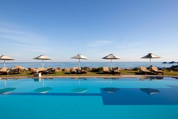Aquila Rithymna Beach Hotel Pool mit Sonnenliegen und Meerblick