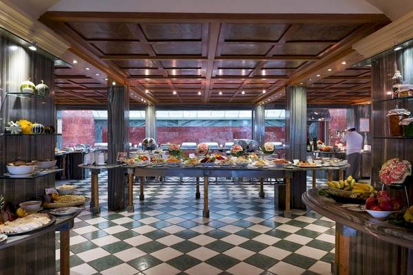 Frühstücksbuffet im Aquila Rithymna Beach Hotel mit vielen Speisen auf langen Tischen.