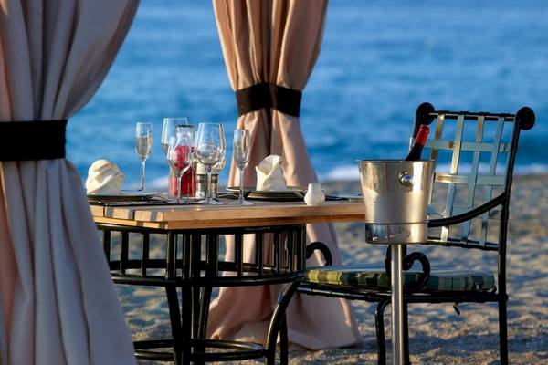 Strandtisch im Aquila Rithymna Beach Hotel mit Blick auf das Meer.