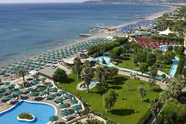 Luftaufnahme des Esperos Village Blue & Spa Resorts mit Strand, Pools und Wasserrutschen.