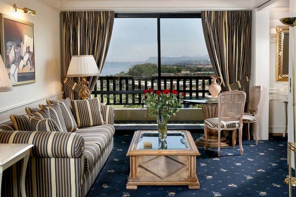 Aquila Rithymna Beach Hotel: Wohnzimmerbereich mit Balkon und Blick auf das Meer.