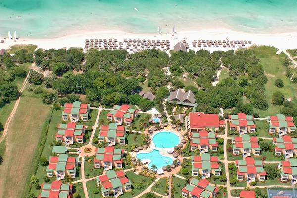 Luftaufnahme des Iberostar Tainos Hotels mit Swimmingpool und Strand