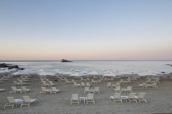 Falkensteiner Resort Capo Boi Strand mit Sonnenliegen und Sonnenschirmen
