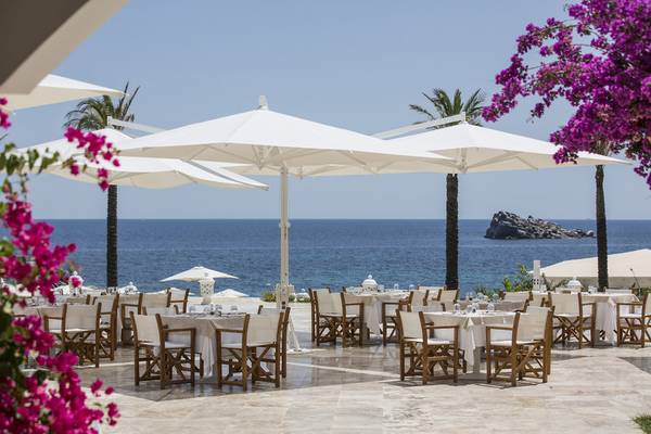 Außenrestaurant im Falkensteiner Resort Capo Boi mit Blick auf das Meer und Inseln
