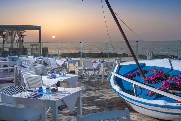Abendessen am Strand des Minos Imperial Beach Resort mit Blick auf den Sonnenuntergang.