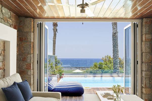 Wohnbereich des Minos Imperial Beach Resorts mit Blick auf einen Pool und das Meer.