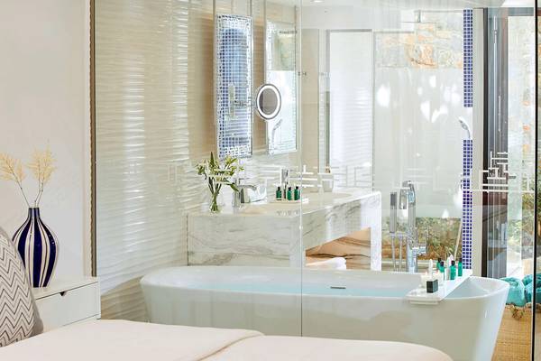 Badezimmer des Minos Imperial Beach Resorts mit Badewanne und luxuriöser Einrichtung.
