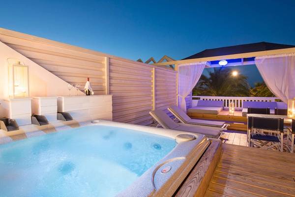 Minos Imperial Beach Resort Terrasse mit Whirlpool und Lounge-Bereich bei Nacht