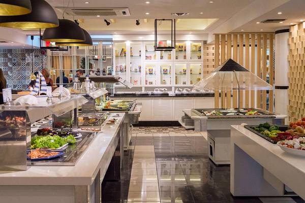 Buffet im Minos Imperial Beach Resort mit verschiedenen Speisen in Glasbehältern.