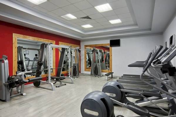 Fitnesscenter im Hurghada Long Beach Resort mit verschiedenen Trainingsgeräten und Spiegeln