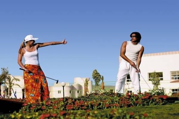 Paar spielt Golf im Hurghada Long Beach Resort