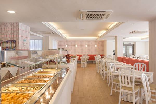 Innenansicht des Restaurants im HSM Venus Playa Hotel mit Buffet und Tischen.