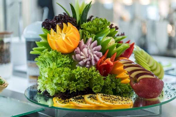 Obst und Gemüse dekorativ angerichtet auf einem Glasteller im Zante Park Resort & Spa