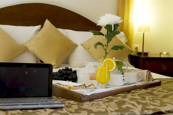 Frühstück im Bett mit Laptop im Zante Park Resort & Spa