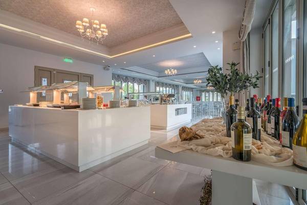 Speisebereich des Zante Park Resorts mit weißen Tischen und Flaschen.