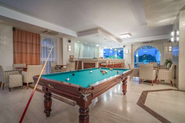 Pooltisch im Hotel Zante Park Resort & Spa mit vollen Billiardbällen auf grünem Tisch.