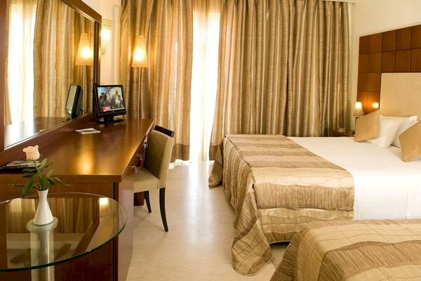 Hotelzimmer des Zante Park Resort & Spa, BW Premier Collection mit Schreibtisch, Stuhl und zwei Betten.