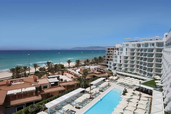 Außenansicht des Iberostar Selection Playa de Palma Hotels mit Pool und Strand