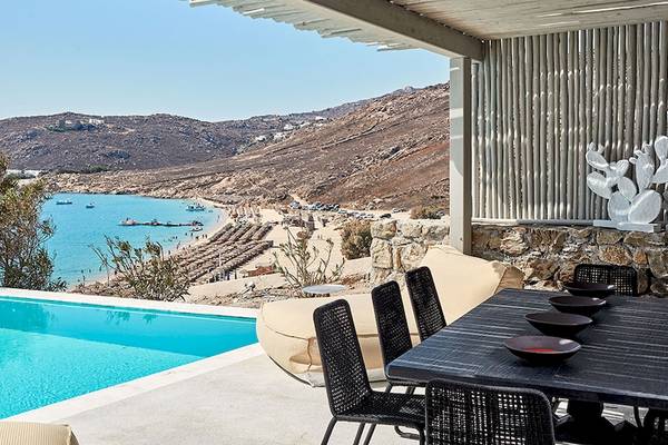 Ausblick auf das Royal Myconian Resort mit Pool und Meerblick.