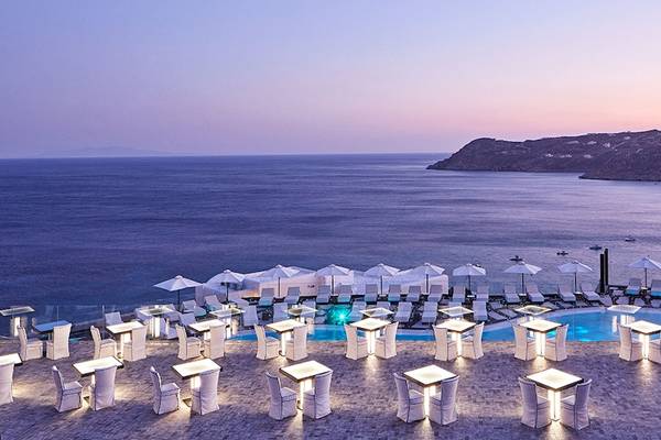 Luftaufnahme des Royal Myconian Resorts mit Blick auf den Pool und das Meer