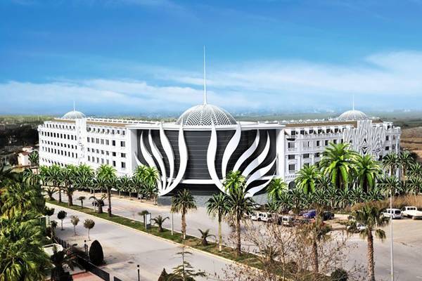 Außenansicht des Defne Defnem Hotels mit weißen und schwarzen Mustern