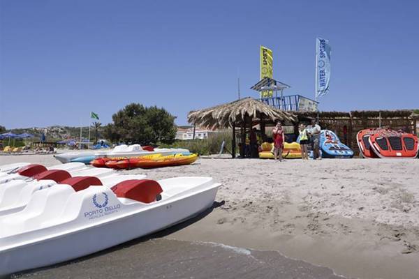 Strand mit Booten und Verkaufsstand des Porto Bello Royal Hotels
