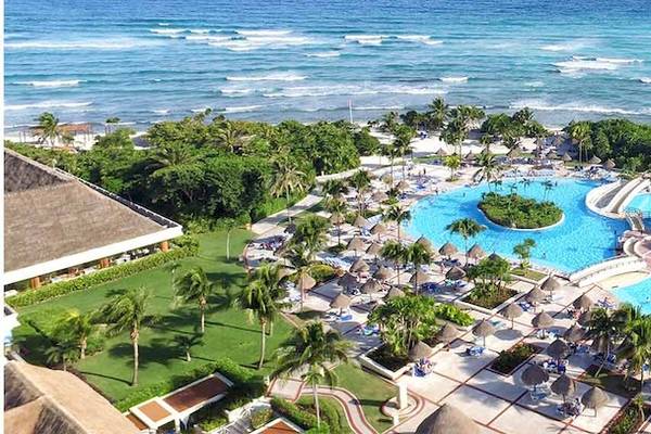 Luftaufnahme des Bahia Principe Grand Tulum Resorts mit Swimmingpools und Meerblick.