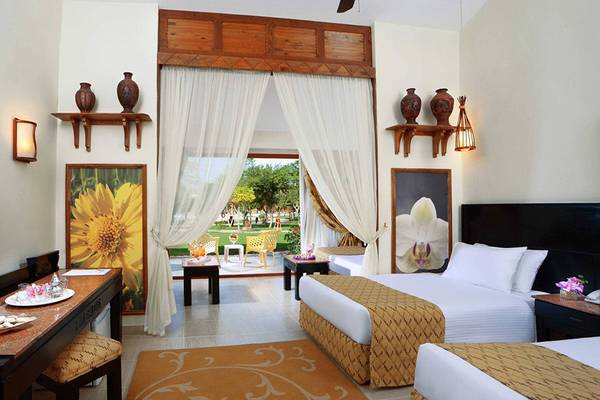 Hotelzimmer im Pickalbatros Jungle Aqua Park Resort mit Fernseher, Schreibtisch, zwei Betten und Balkon