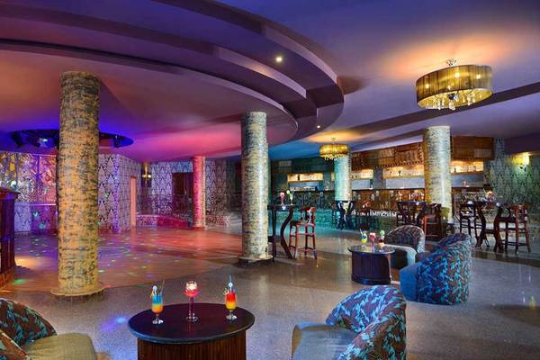 Loungebereich im Pickalbatros Jungle Aqua Park Resort mit bunten Lichtern und modernen Möbeln.