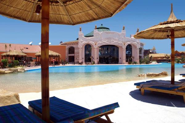 Außenansicht des Pickalbatros Jungle Aqua Park Resorts mit großem Pool und Sonnenschirmen.