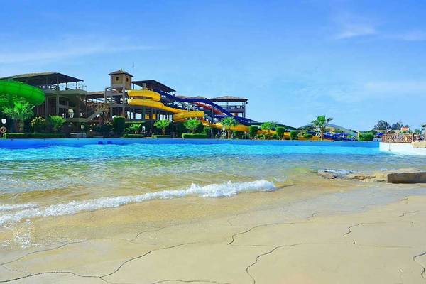 Wasserrutschen des Pickalbatros Jungle Aqua Park Resorts vor einem blauen Himmel