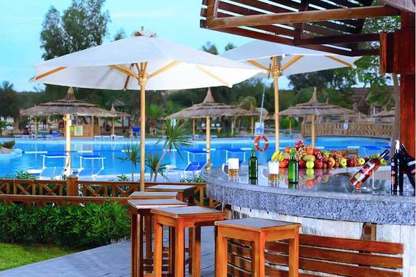 Außenbar des Pickalbatros Jungle Aqua Park Resorts mit Schirmen und Blick auf den Pool
