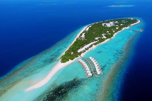 Luftaufnahme des Dhigali Maldives Resorts mit weißen Stränden und türkisfarbenem Wasser.
