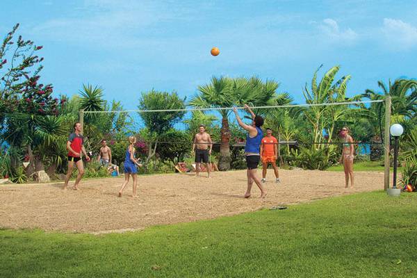 Volleyballspiel auf einem sandigen Strand am Crystal Springs Beach Hotel.
