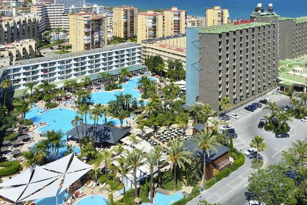 Luftaufnahme des Sol Principe Hotels mit Swimmingpools und vielen Autos auf dem Parkplatz.