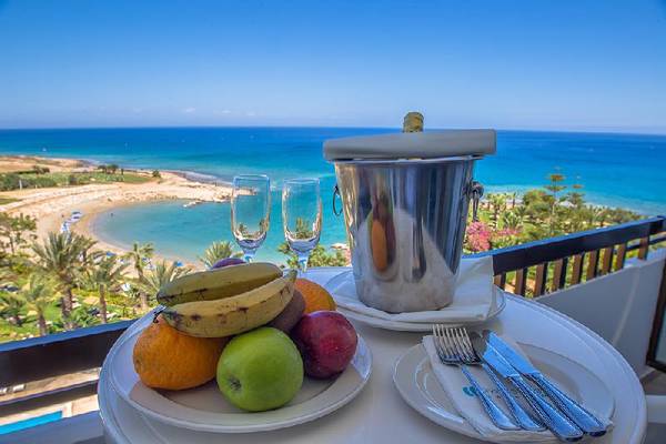 Aussicht von der Terrasse des Crystal Springs Beach Hotels mit Früchten und Getränken.